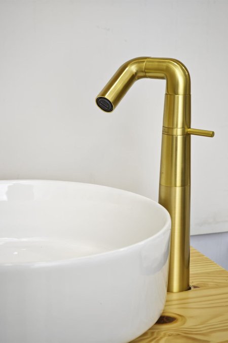 حنفية مغسلة أرضية ذهبي معتّق بتصميم عصري انسيابي